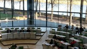 Blick in den Plenarsaal Sächsischer Landtag auf Redner von den Tribünen aus