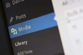 Nahaufnahme auf Spartphone mit Schriftzug Media
