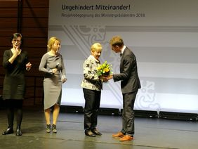 Ministerpräsident überreicht Blumen und gratuliert Gabriela Weck