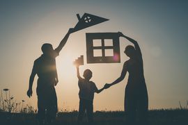 Familie wie als Schatten dargestellt mit Haus aus Pappe