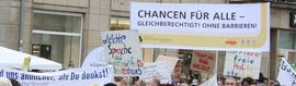 Es werden viele Plakate gezeigt von Demonstraten. Plakate mit Leichte Sprache im Krankenhaus, bei Ämtern, Chancen für alle. 