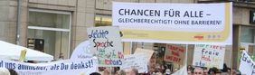 Es werden viele Plakate gezeigt von Demonstraten. Plakate mit Leichte Sprache im Krankenhaus, bei Ämtern, Chancen für alle. 