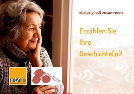 Seniorin mit grauen welligen Haar steht vor dem Fenster und blickt hinaus, dabei hält sie ihre Hand an das Gesicht. Weiter steht auf dem Bild: Leipzig hält zusammen. Erzählen Sie ihre Geschichte