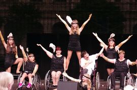 Rollstuhl-Tänzer auf Bühne