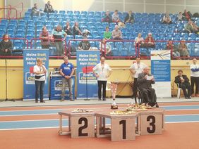 Sporthalle mit Tribüne, Siegertreppchen und Horst Wehner 