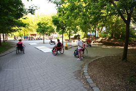Kinder im Rollstuhl probieren sich im Parcour