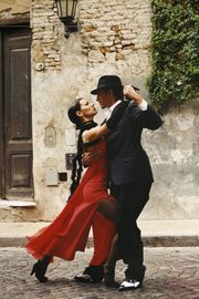 Ein Mann und eine Frau tanzen Tango