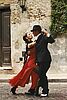 Ein Mann und eine Frau tanzen Tango