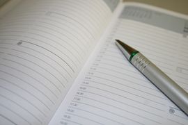 Sicht auf Kalenderausschnitt mit Stift