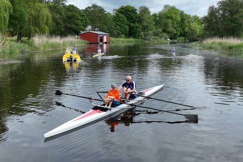 Zweil Ruderer in einem Kanu auf der Elbe