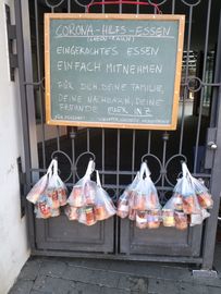 Tor mit Plastiktüten mit Essensgläsern