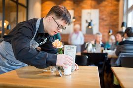 Kellner richtet Tisch im Restraurant