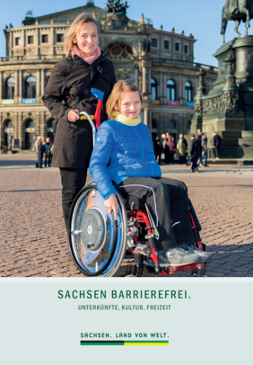 Frau mit Kind im Rollstuhl vor der Semperoper in Dresden