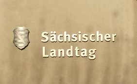 Wappen an Wand vom Sächsischen Landtag