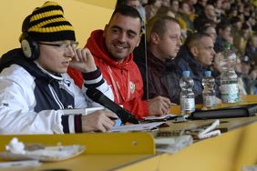 drei Männer am Pult als Kommentatoren