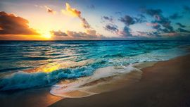 Sonnenuntergang am Meeresstrand mit Wellen