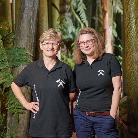 Frau Dittmann und Frau Johne vom Bergbaumuseum in Oelsnitz stehen neben einander und haben beide T-Shirts vom Bergbaumuseum an