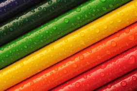 Mikroansicht auf Buntstift mit Wassertropfen