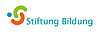 Logo der Stiftung Bildung als Schriftzug in hellblau, davor ist ein Symbol - die wie zwei Halbkreise in einander geschwungen sind