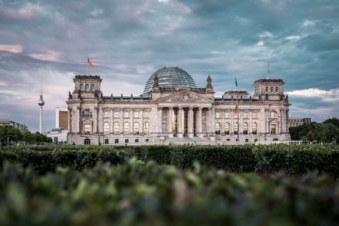 [Translate to Leichte Sprache:] Zu sehen ist das Bundestagsgebäude in der Vorderansicht. 