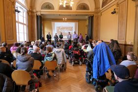 Saal mit großen Publikum von hinten gesehen