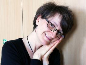 Frau zeigt die Gebärde zum Schlafen