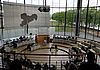 Blick von den Zuhörern nach unten ins Podium im Sächsischen Landtag