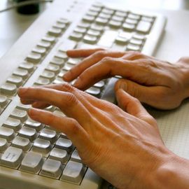 Tastatur mit schreibenden Händen