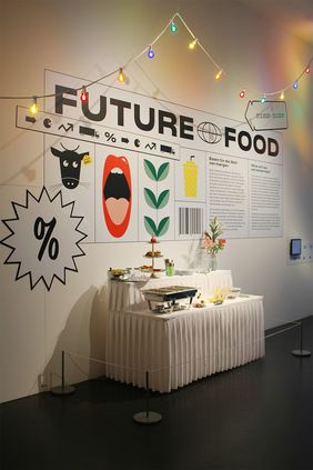 Tafel mit Essen, Girlande oben drüber - Partystimmung und dem Titel Future Food zur Ausstellung im Hygiene-Museum