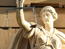 Blick auf Justizia - Kopf und Waagschale