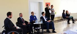 Frauen und Männer im Podium