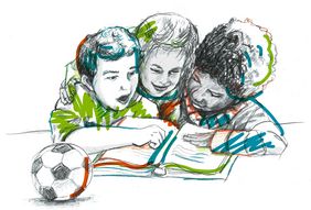 gezeichnetes Bild - drei Jungen schauen sich ein Buch an, davor liegt noch ein Fußball