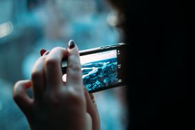 Frauenhände mit Smarthphone in der Hand