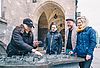 vier Personen zeigen Tastmodell von Chemnitz 