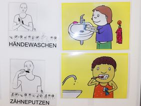 Vier kleine Bilder erklären die Aufgaben im Waschraum