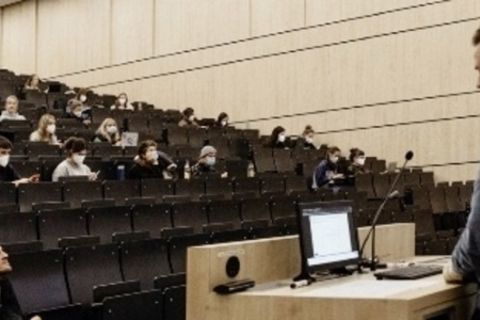 Professor hält Vorlesung in einem Hörsaal vor Studenten
