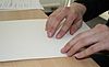 Finger die Brailleschrift lesen