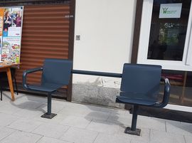 Sitzbank mit zwei Sitzplätzen und mittig Platz für den Rollstuhlnutzer