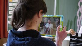 Mädchen schaut in Tablet