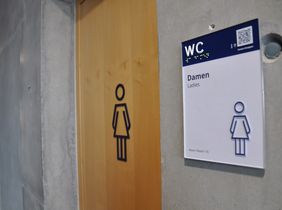 Blick auf WC-Schild barrierefrei mit Brailleschrift und Profil