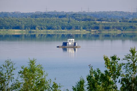 Blick auf den Störmthaler See in der Nähe von Leipzig. Mitten auf dem See ist eine kleine Insel mit einer Kapelle zu sehen