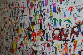 Große Wand mit gemalten Kindern von Kindern
