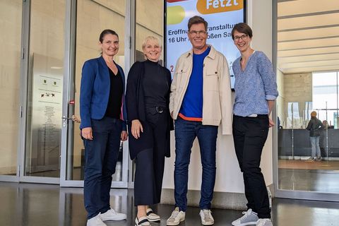 Von links nach rechts: Heike Engelien Katja Rößner, martin Fromme und Susanne Rößner stehen lächelnd vor dem Hygienemuseum zur Eröffnung der Wanderausstellung Weil Vielfalt fetzt