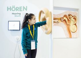Kind greift in ein Ohr hinein - das ist ein Modell im Kinder-Museum