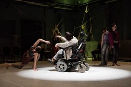 Rollinutzer tanzt modern gemeinsam mit Läuferin 