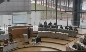 Blick ins Podium im Sächsischen Landtag auf die Sachverständigen und den Gebärdendolmetscher