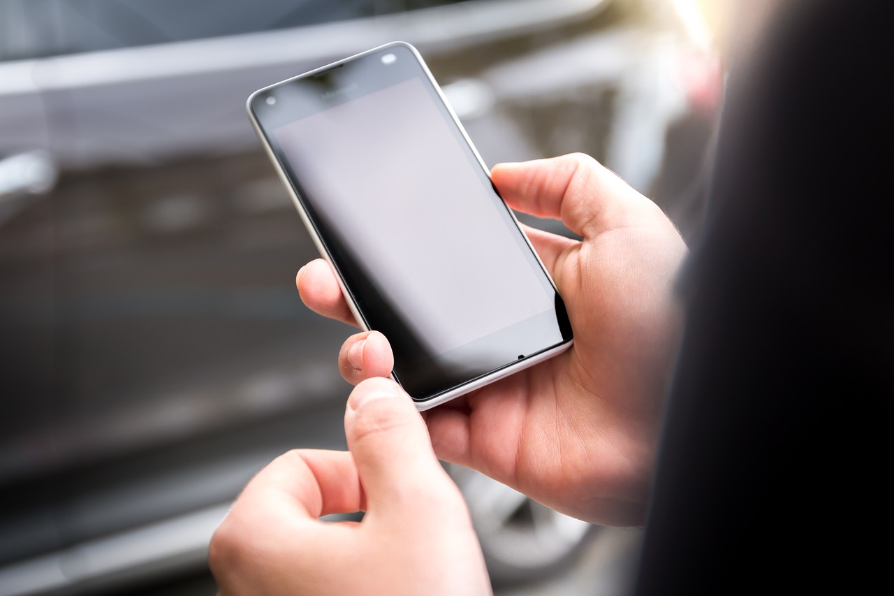 Blick auf das Smartphone in der Hand